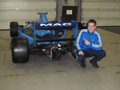 En glad Mikkel ved sin Formel 2.